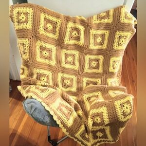 Vtg 60's handmade Granny square Afghan throw taupe/pastel yellow 42"x52"